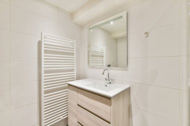 Seramik lavabo tahtada.