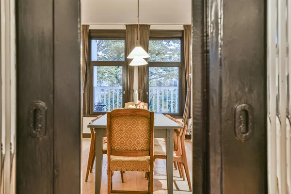 Parlak yemek odası.