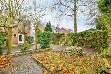 Güzel döşenmiş yolları ve ağaçları olan bir avlu.