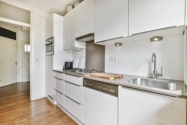 Beyaz mutfak takımlı uzun kahverengi tezgah. — Stok fotoğraf
