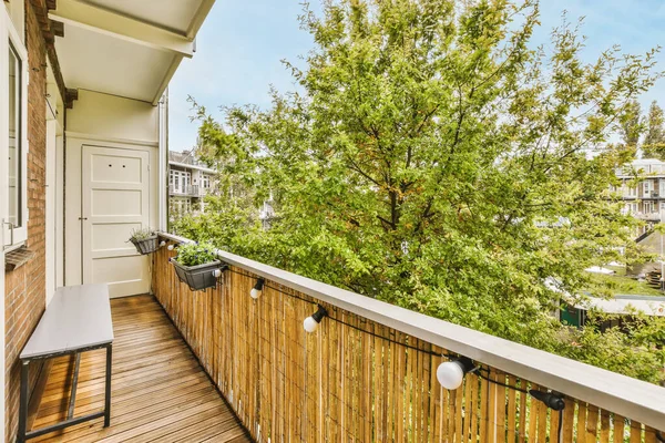 Comfortabel lang balkon met houten leuningen — Stockfoto