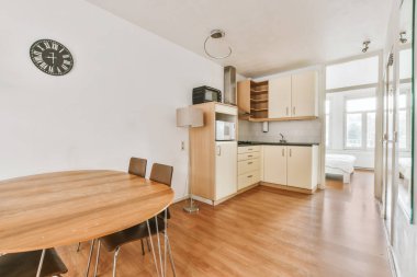 Yemek odasının ve mutfağın büyüleyici tasarımı.