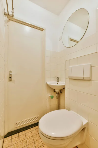 Projeto de banheiro hipnotizante com vaso sanitário — Fotografia de Stock