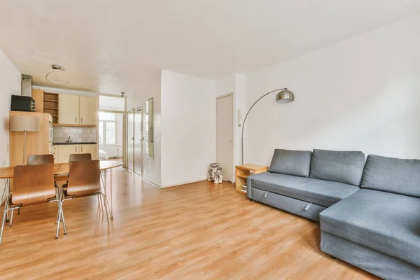 Design fascinante da sala de estar com um sofá azul — Fotografia de Stock