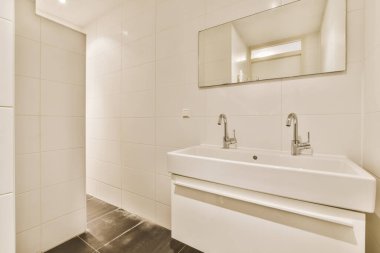 Mermer duvarlı banyo.