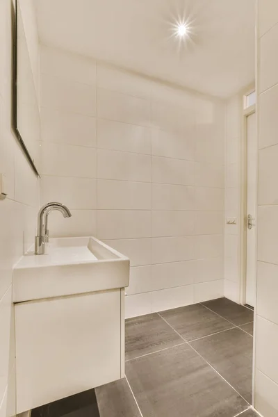 Ванна кімната з мармуровими стінами — стокове фото