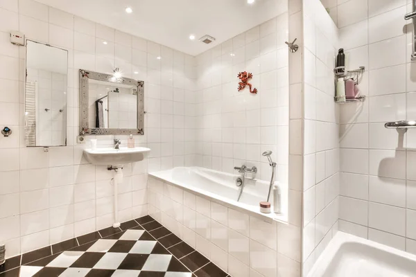 Łazienka z marmurowymi ścianami — Zdjęcie stockowe