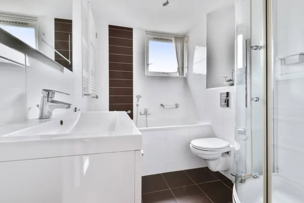 Ett fascinerande badrum med mörkbruna kakel och badkar — Stockfoto