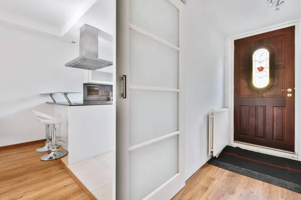 Entrédelen av huset med trädörr — Stockfoto