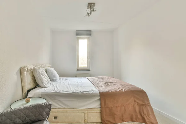 Яркий дизайн спальни — стоковое фото