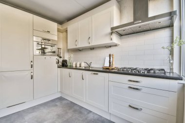 Modern fırını olan açık renkli harika bir mutfak.