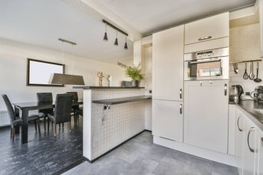 Modern fırını olan açık renkli harika bir mutfak.