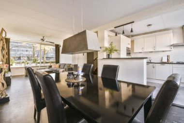 Deri kaplama koltukları olan sevimli bir yemek odası.