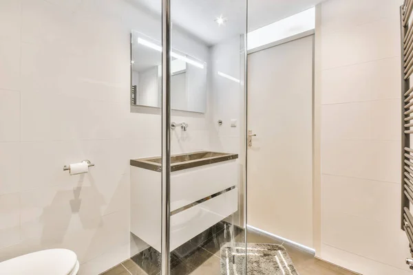 Ванная комната с мраморными стенами — стоковое фото