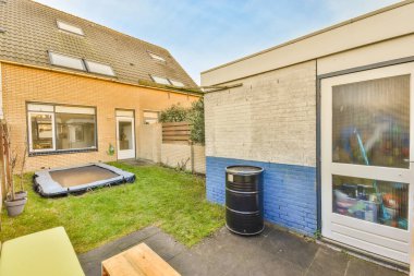 Büyük evin arka bahçesi.