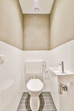 Koyu döşemeli, etkileyici bir tasarım tuvaleti.