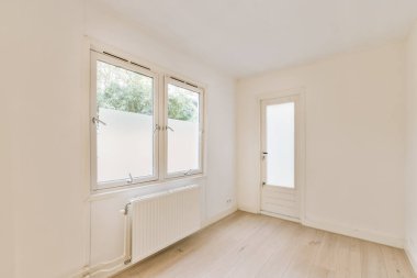 Lüks bir evde geniş pencereli bir oda.