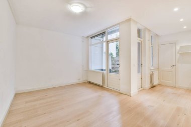 Lüks bir evde geniş pencereli bir oda.