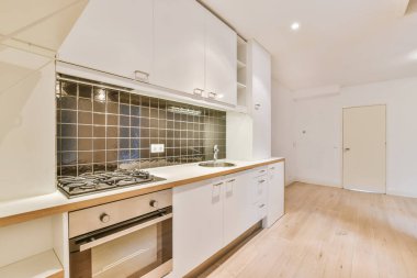 Siyah kiremitli, heyecan verici bir ev tasarımı.