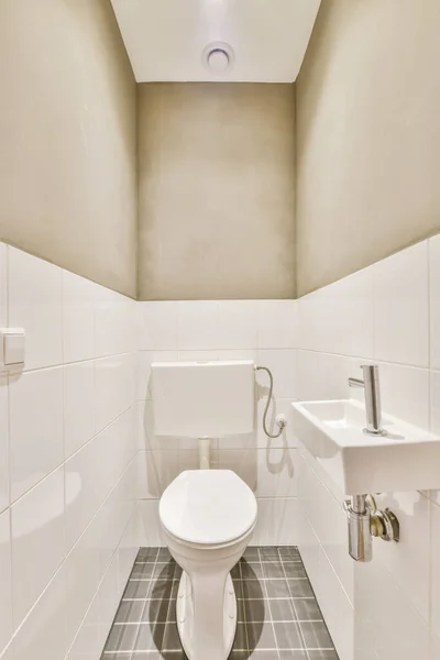 Εντυπωσιακή τουαλέτα σχεδιασμό με σκούρο πλακάκι δαπέδου — Φωτογραφία Αρχείου