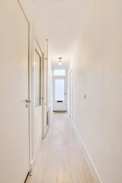 Uzun bir koridorun muhteşem tasarımı — Stok fotoğraf