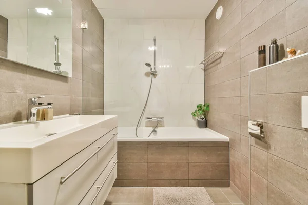 Badezimmer mit Marmorwänden — Stockfoto