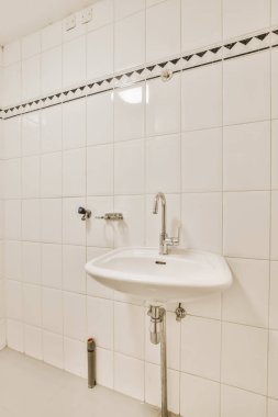 Beyaz döşemeli güzel banyo tasarımı.