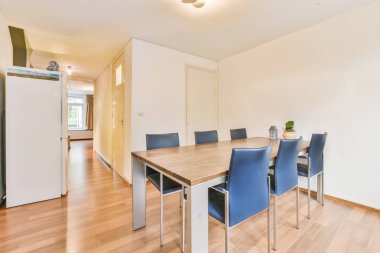 Yemek odasının içinde.