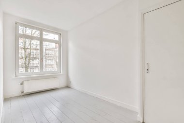 Kapısı ve parke zemini olan bir oda.