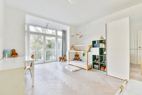Entzückendes Kinderzimmer mit weißen Wänden — Stockfoto
