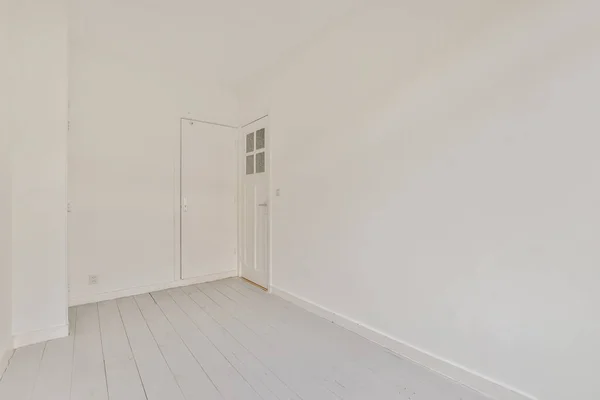 Кімната з дверима і паркетною підлогою — стокове фото