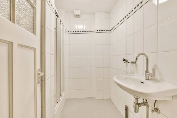 Precioso diseño de baño con suelo de baldosas blancas —  Fotos de Stock