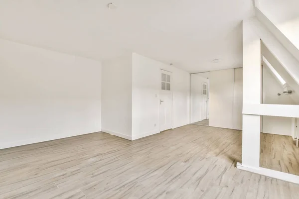 Habitación con puerta y suelo de parquet —  Fotos de Stock