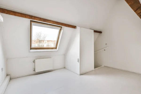 Habitación con ventanas y suelo de parquet —  Fotos de Stock