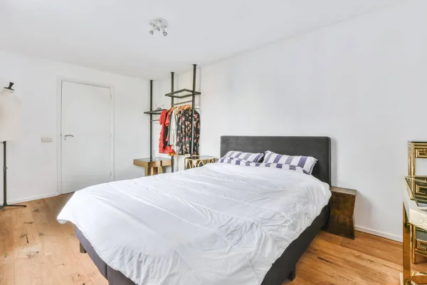 Elegante dormitorio con una cama, armario — Foto de Stock
