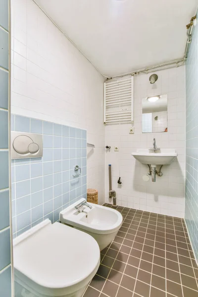 Linda casa de banho com uma prateleira — Fotografia de Stock