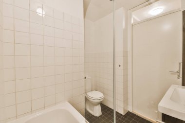 Küçük temiz tuvalet.