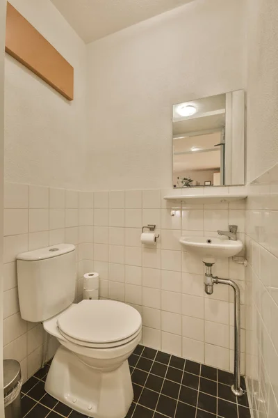 Kleine saubere Toilette — Stockfoto