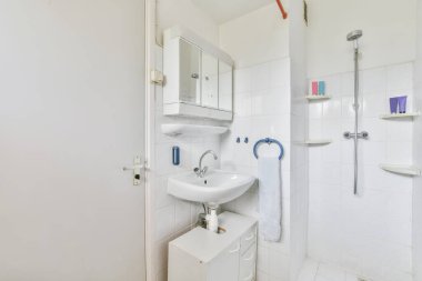 Rahat kar beyazı banyo