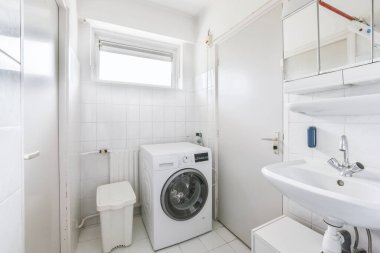Rahat kar beyazı banyo