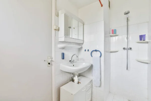 Rahat kar beyazı banyo — Stok fotoğraf