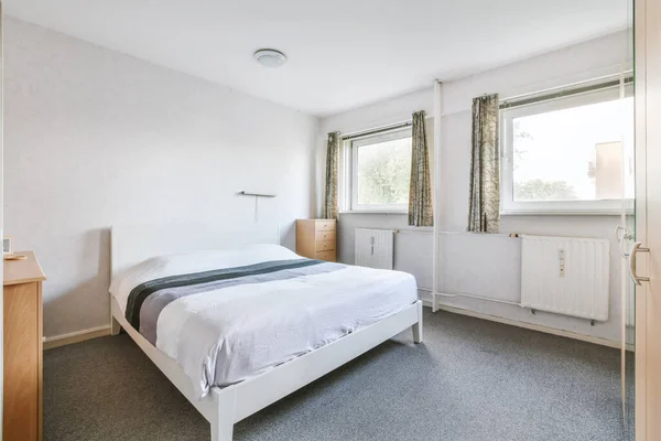 Kényelmes hálószoba egy kényelmes ággyal — Stock Fotó