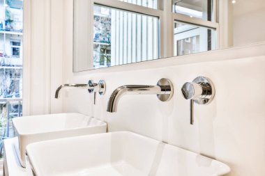 İki lavabosu olan hoş bir banyo.