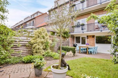 Bahçeli göz kamaştırıcı avlu evi.