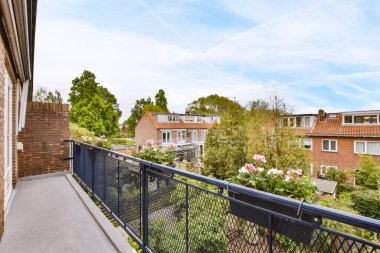 Yakışıklı, uzun, dar balkon.