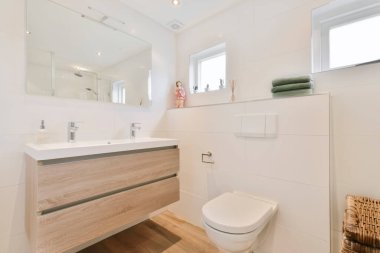 Göz kamaştırıcı bir banyo ve pencere camı.