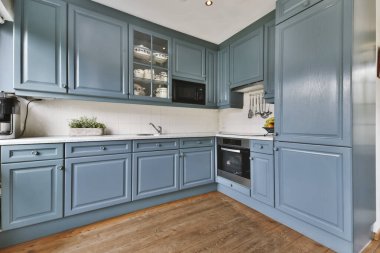 Mavi mutfak setiyle harika bir mutfak.