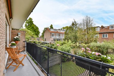 Yakışıklı, uzun, dar balkon.