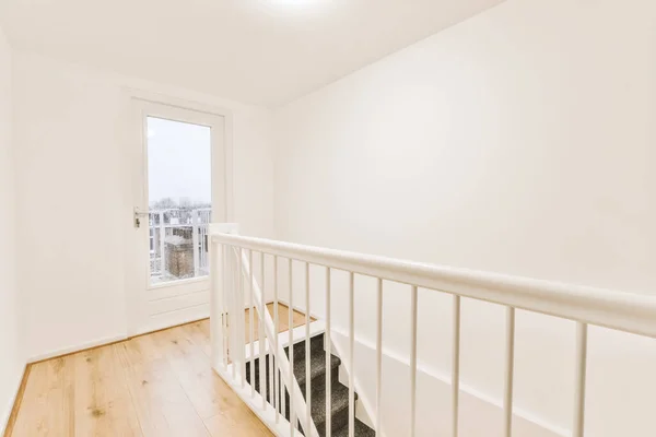 Lyxig lång korridor med vit trappa — Stockfoto
