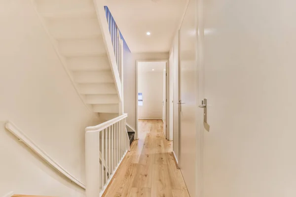 Lyxig lång korridor med vit trappa — Stockfoto